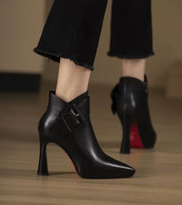 Μποτάκια με oversize αγκράφα, πλάγια όψη