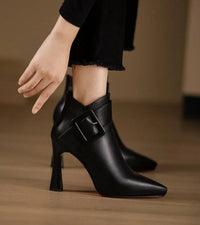 Μποτάκια με oversize αγκράφα, πίσω όψη
