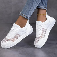 Sneakers Dentelle με δαντέλα, φορεμένο σε εμφάνιση