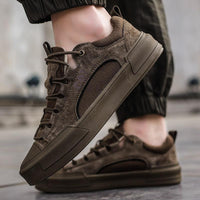 Sneakers UrbanEdge, ζευγάρι σε αστικό φόντο