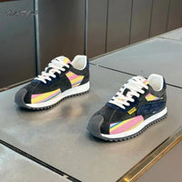 Sneakers Piero με σπορ λεπτομέρειες σε αντίθεση, κοντινό πλάνο