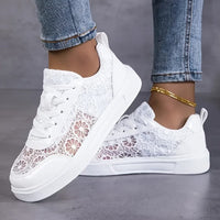 Sneakers Dentelle με δαντέλα, ζευγάρι σε λευκό φόντο