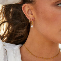 Κυκλικά σκουλαρίκια αιωνιότητας φορεμένα, εμφάνιση σε χρήση